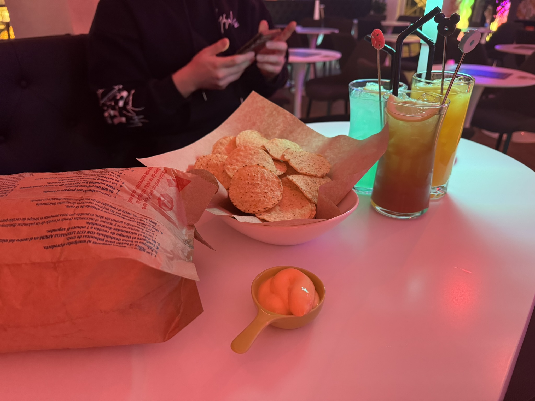 상당히 화려한 바였다.